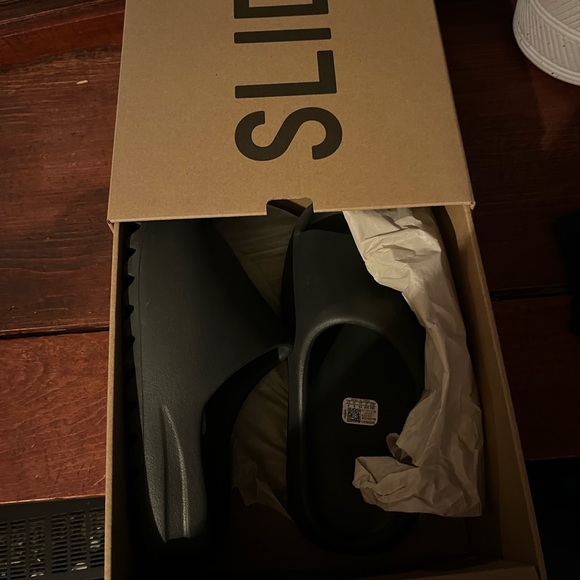 Yeezy slides in onyx - Picture 4 of 5